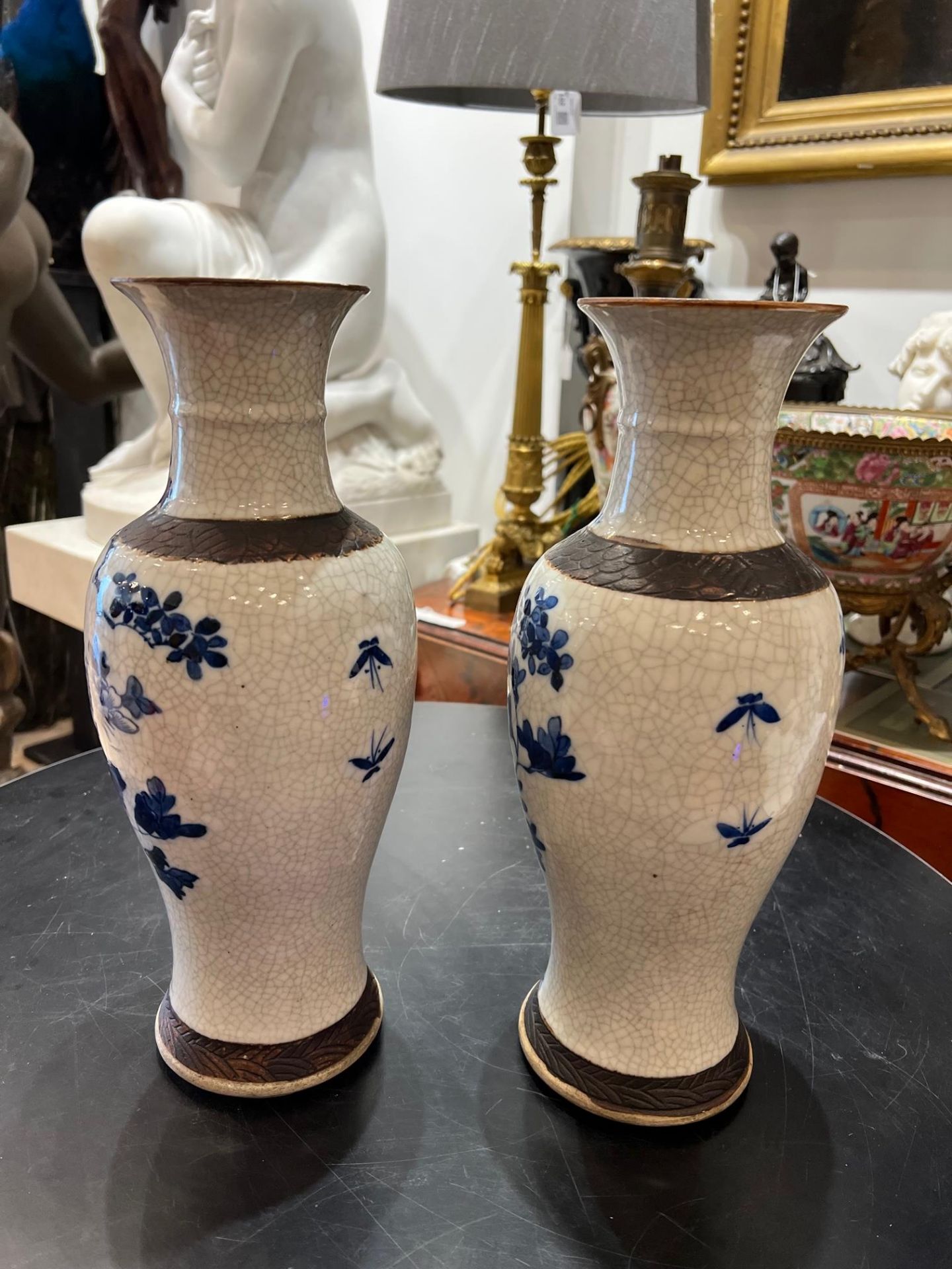 A PAIR OF EARLY 20TH CENTURY CHINESE BLUE AND WHITE PORCELAIN VASES - Image 5 of 11