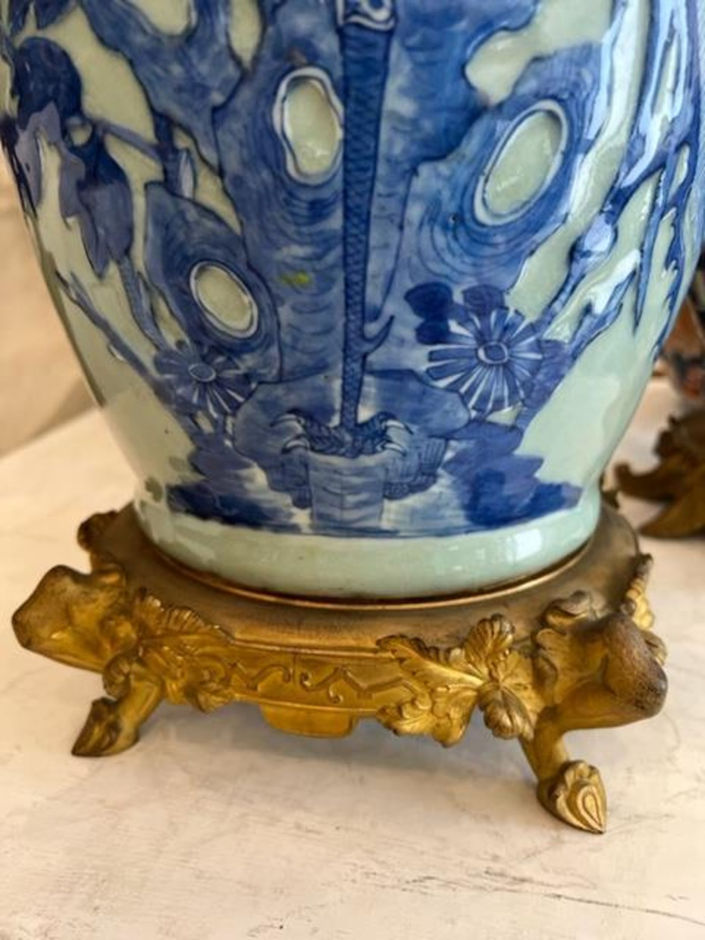 A 19TH CENTURY CHINESE QING PERIOD CELADON AND BLUE PORCELAIN AND ORMOLU VASE - Image 7 of 15