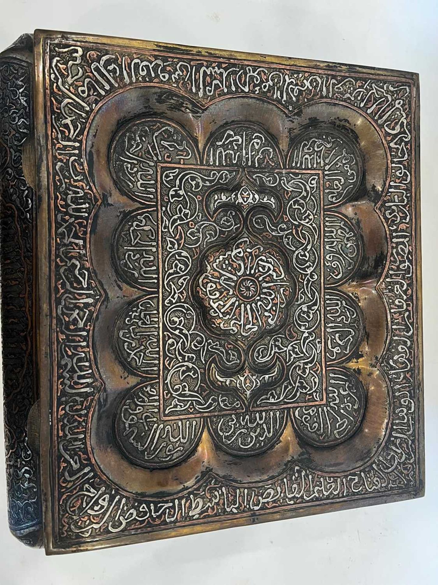 A LARGE EGYPTIAN MAMLUK REVIVAL SILVER AND COPPER INLAID BOX - Image 6 of 6