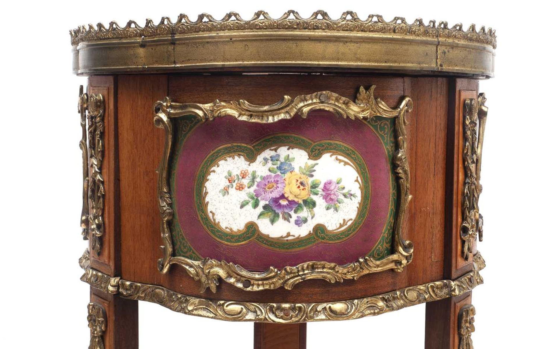 A LATE 19TH CENTURY FRENCH GILT METAL AND PORCELAIN MOUNTED JARDINIERE STAND - Bild 4 aus 4