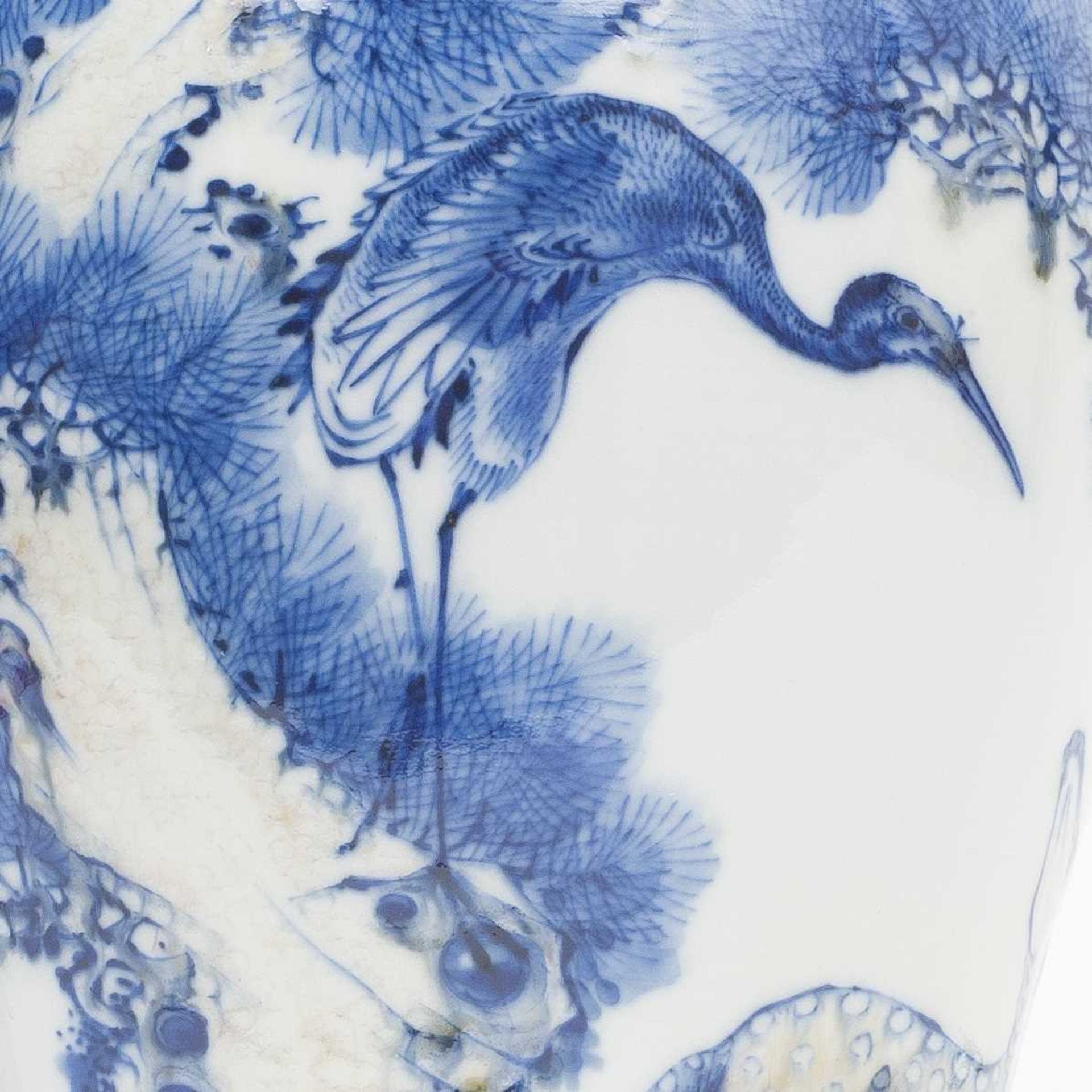 A CHINESE KANGXI PERIOD PORCELAIN DEER AND CRANE VASE - Image 4 of 5