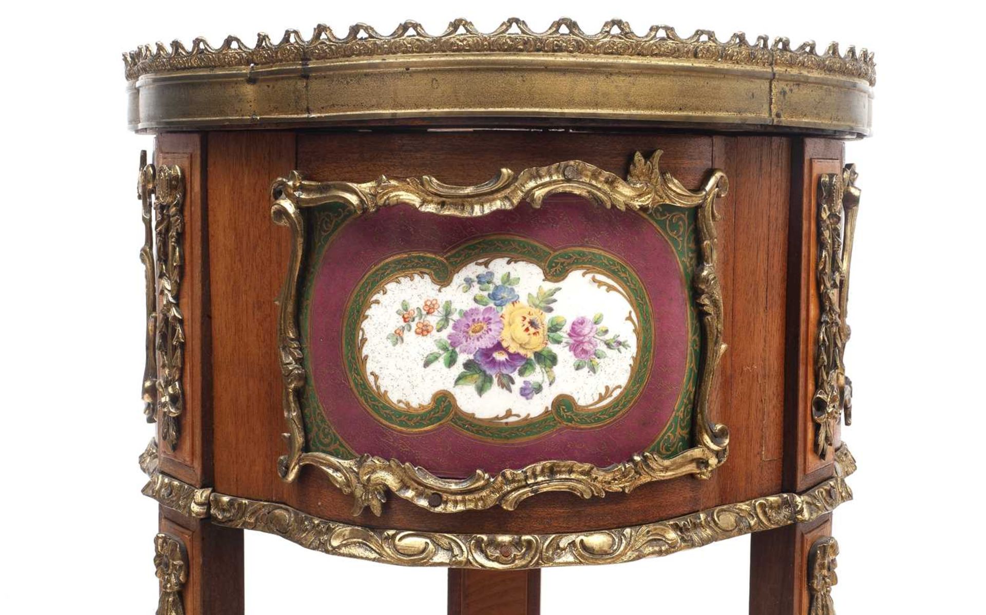 A LATE 19TH CENTURY FRENCH GILT METAL AND PORCELAIN MOUNTED JARDINIERE STAND - Bild 3 aus 4