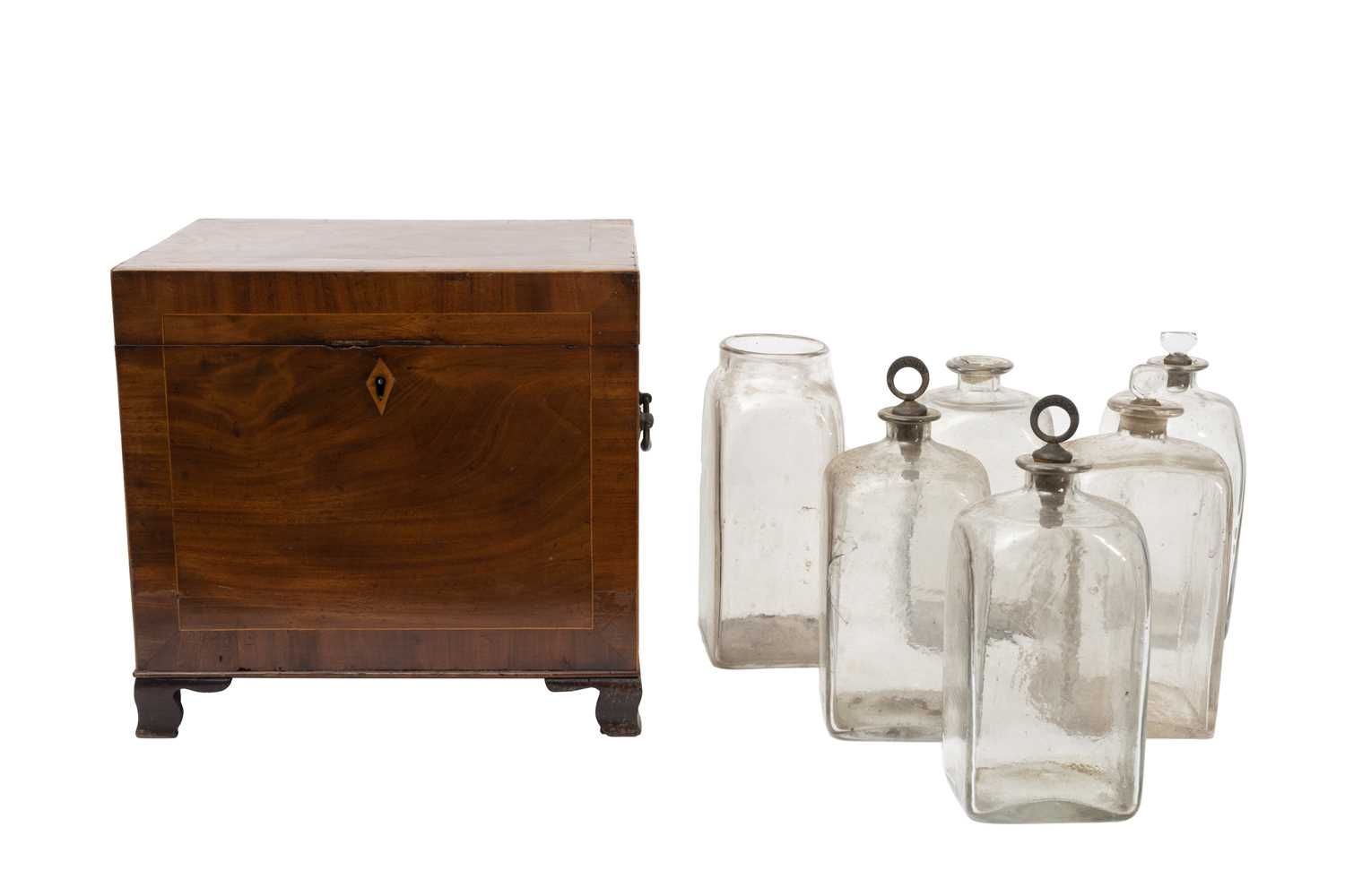 A GEORGIAN MAHOGAHY DECANTER BOX WITH 18TH CENTURY GLASS BOTTLES - Bild 2 aus 2