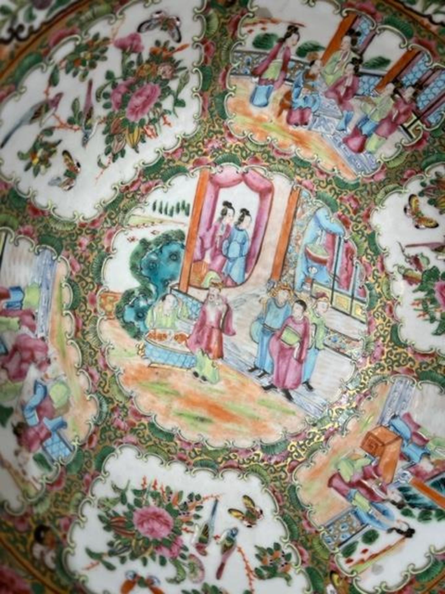 A LARGE LATE 19TH CENTURY CHINESE CANTON PORCELAIN BOWL - Image 12 of 20