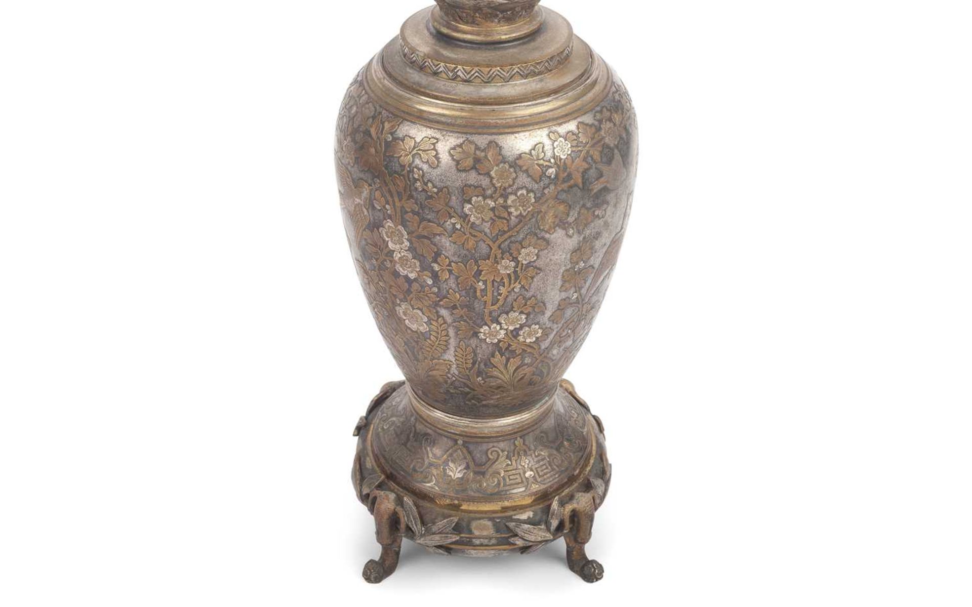 MANNER OF CHRISTOFLE & CIE: A FINE 19TH CENTURY FRENCH JAPONISME STYLE SILVERED METAL LAMP BASE - Image 3 of 5