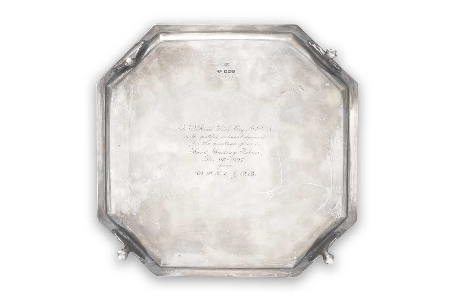 A SILVER PLATTER GIVEN TO SIR WILLIAM REID DICK R.A. IN 1927 - Bild 2 aus 2