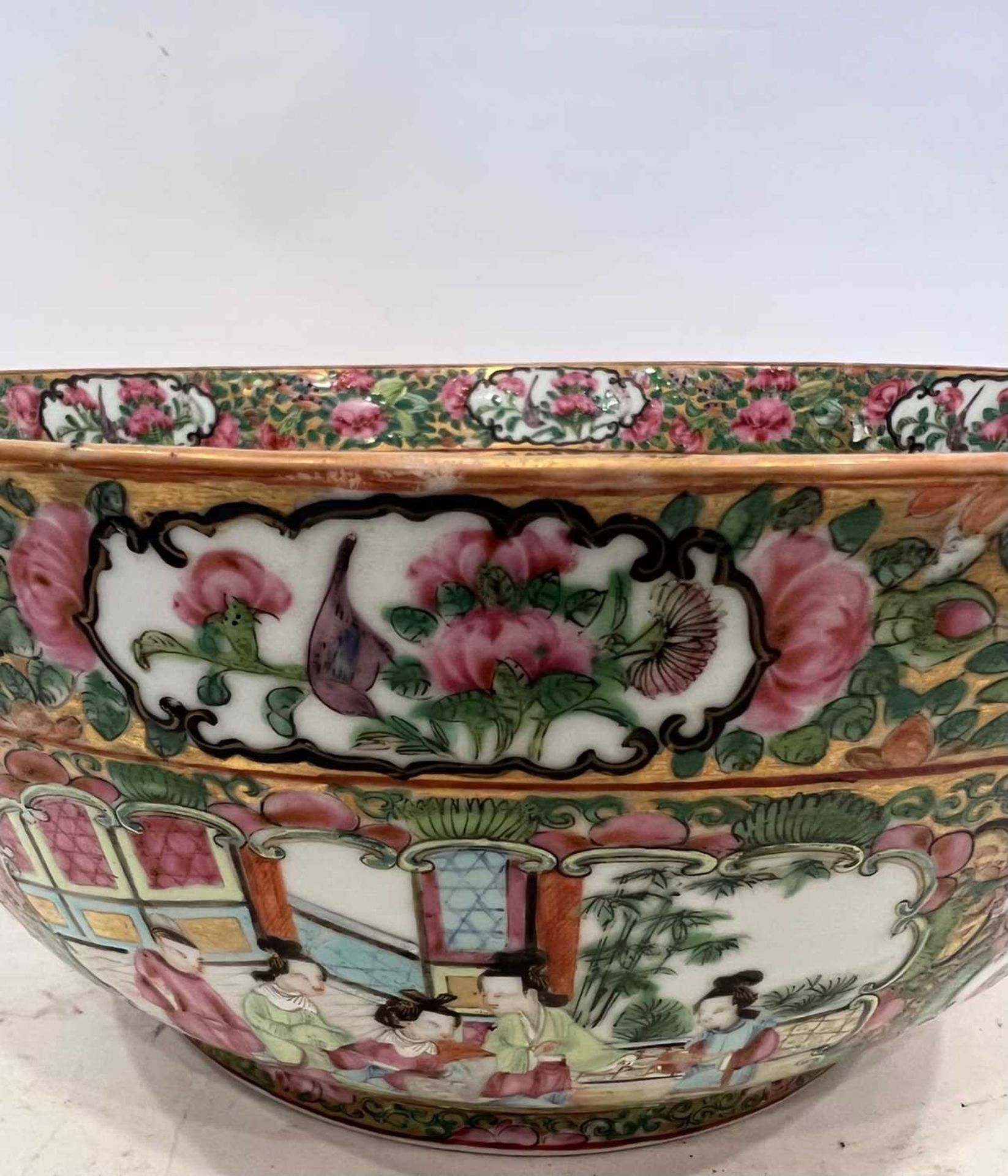 A LARGE LATE 19TH CENTURY CHINESE CANTON PORCELAIN BOWL - Image 7 of 20