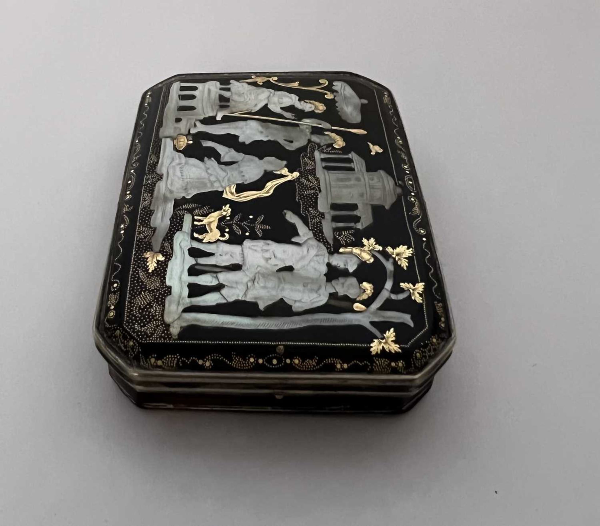 A RARE AND FINE 18TH CENTURY NEAPOLITAN GOLD PIQUE AND MOTHER OF PEARL INLAID BOX - Bild 6 aus 7