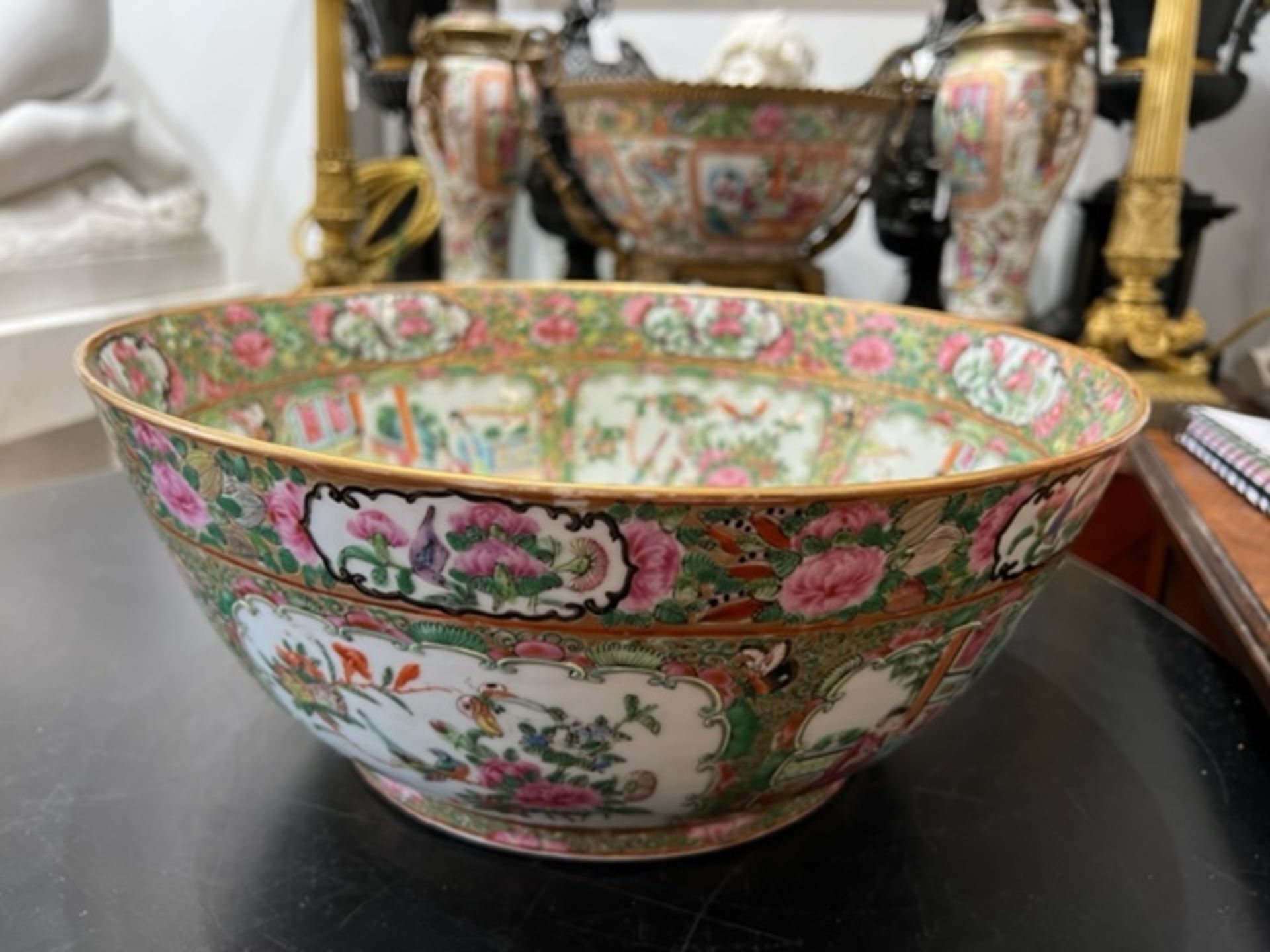 A LARGE LATE 19TH CENTURY CHINESE CANTON PORCELAIN BOWL - Image 16 of 20