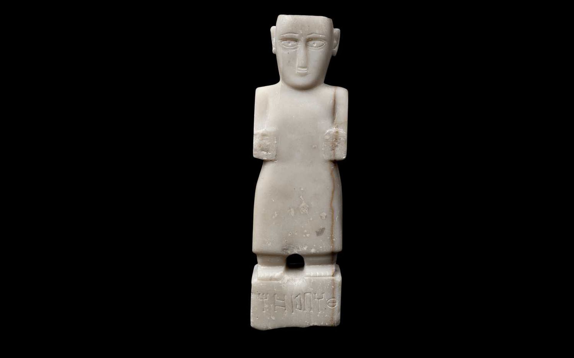 A SOUTH ARABIAN ALABASTER FIGURE OF A STANDING MALE - Image 3 of 4