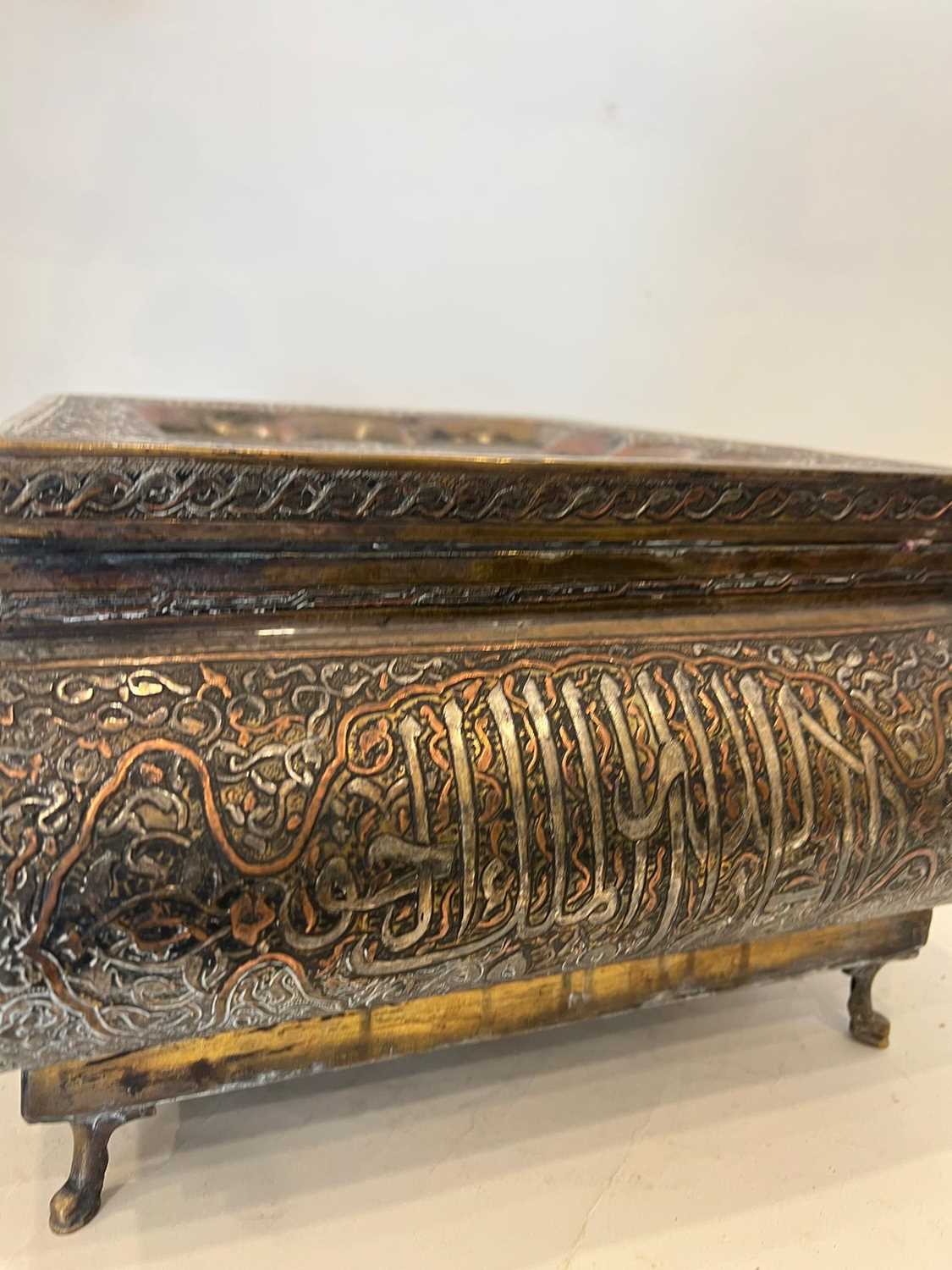 A LARGE EGYPTIAN MAMLUK REVIVAL SILVER AND COPPER INLAID BOX - Image 3 of 6