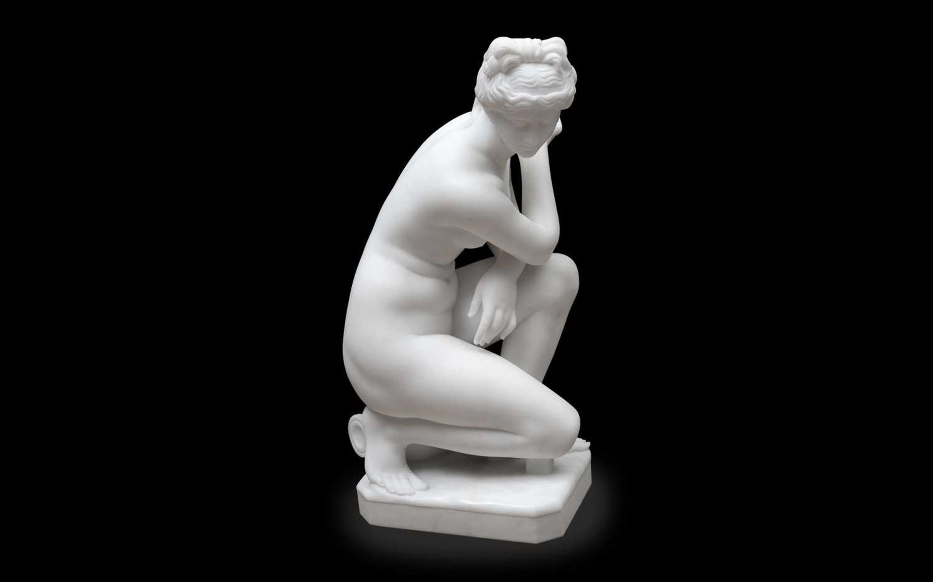 AN EARLY 20TH CENTURY ITALIAN CARVED MARBLE FIGURE OF THE CROUCHING VENUS