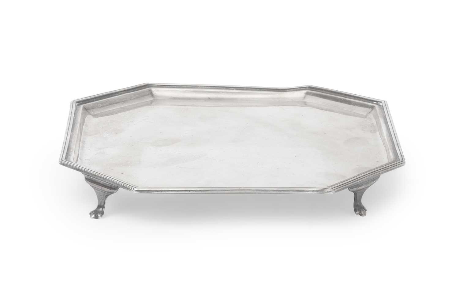 A SILVER PLATTER GIVEN TO SIR WILLIAM REID DICK R.A. IN 1927