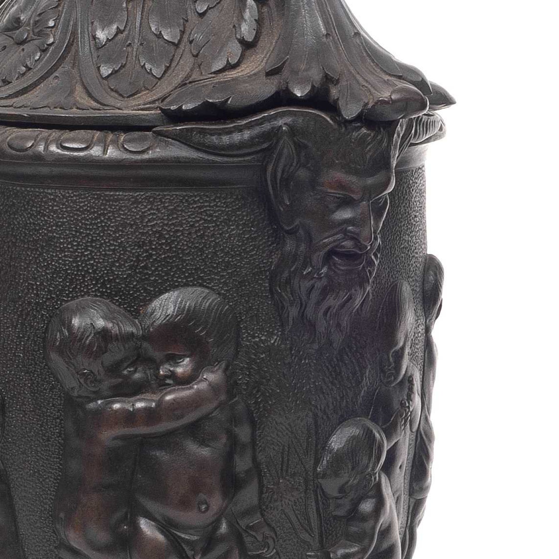 A PAIR OF 19TH CENTURY FRENCH BRONZE CLASSICAL LIDDED URNS - Image 5 of 5