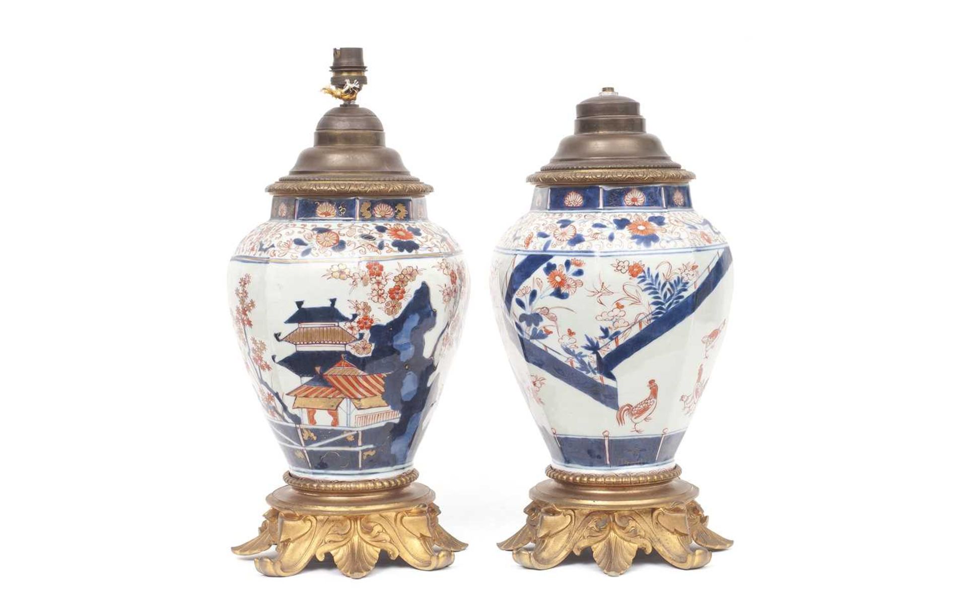 A PAIR OF JAPANESE 17TH CENTURY EDO PERIOD ARITA PORCELAIN AND ORMOLU VASE LAMPS - Image 3 of 5