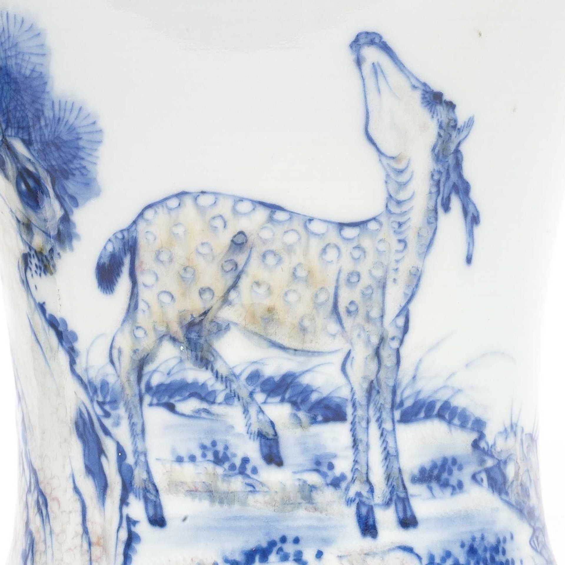 A CHINESE KANGXI PERIOD PORCELAIN DEER AND CRANE VASE - Image 5 of 5