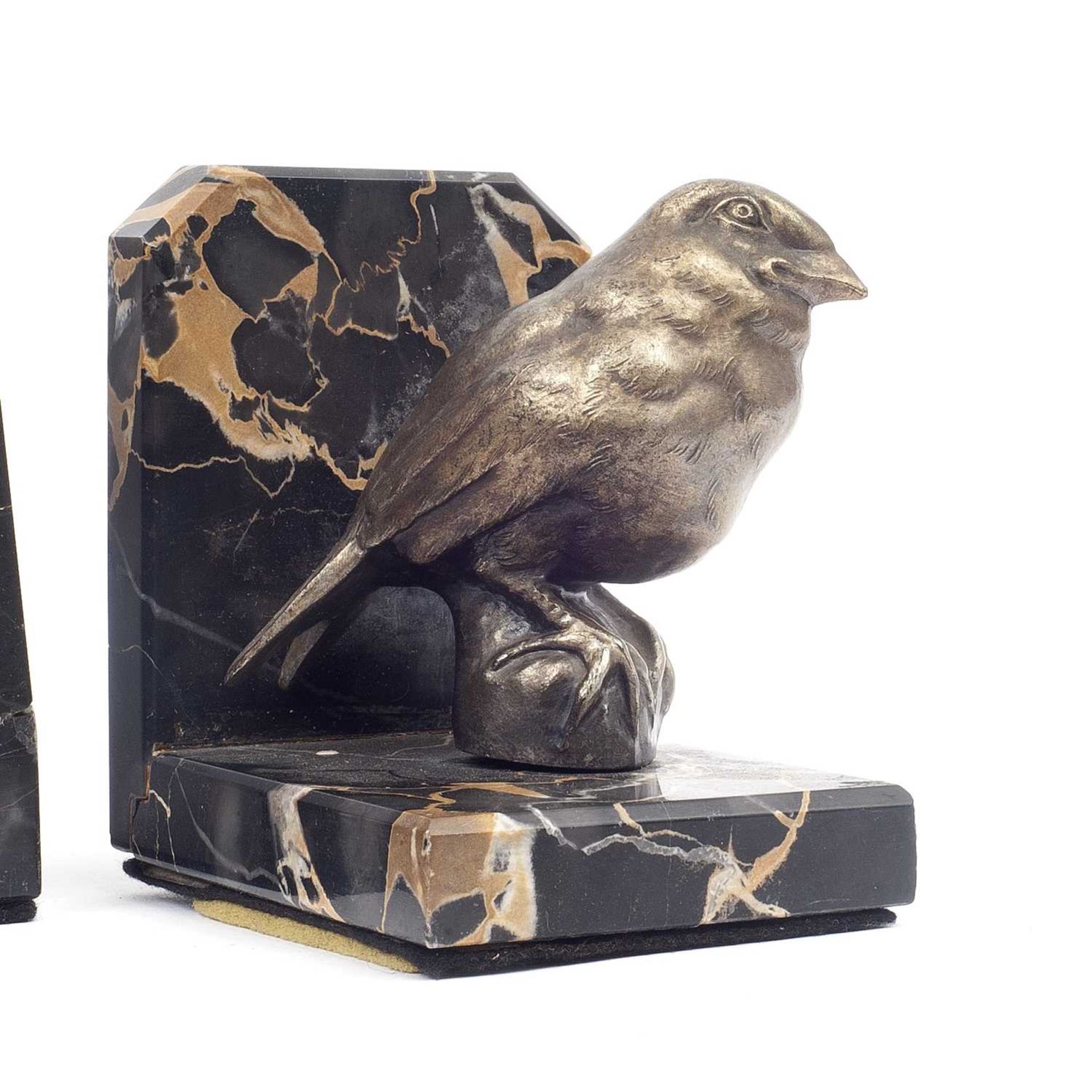 A PAIR OF ART DECO STYLE SILVERED AND MARBLE BIRD BOOK ENDS - Image 2 of 2