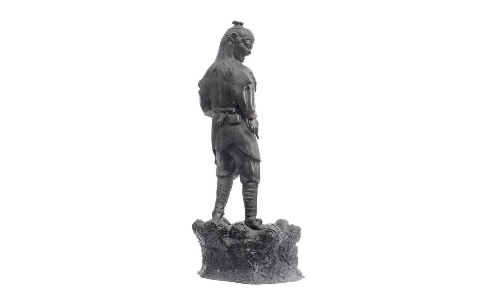 A LARGE 19TH CENTURY JAPANESE MEIJI PERIOD BRONZE FIGURE - Image 4 of 6