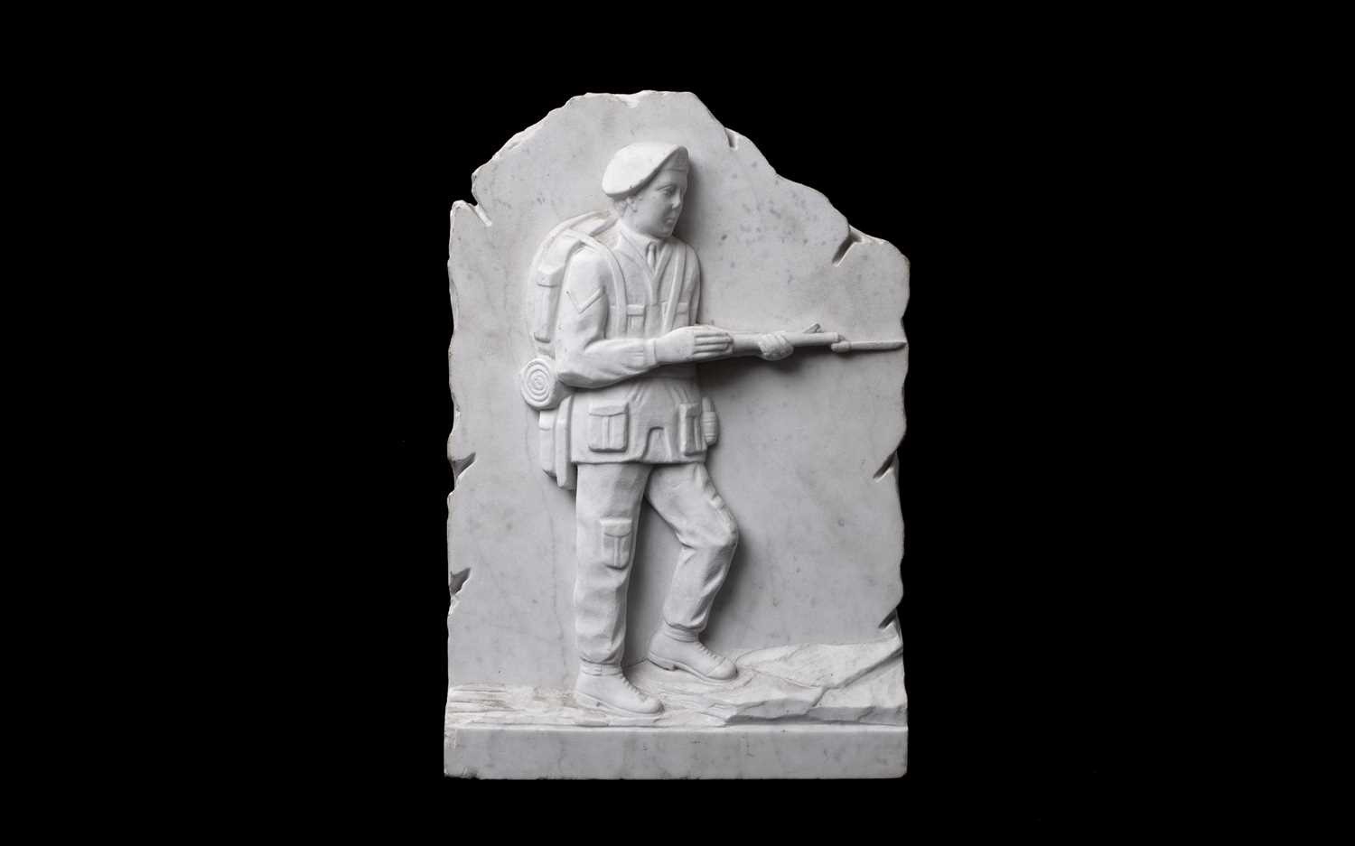 AN EARLY 20TH CENTURY MARBLE RELIEF OF A WW1 SOLDIER - Bild 2 aus 2