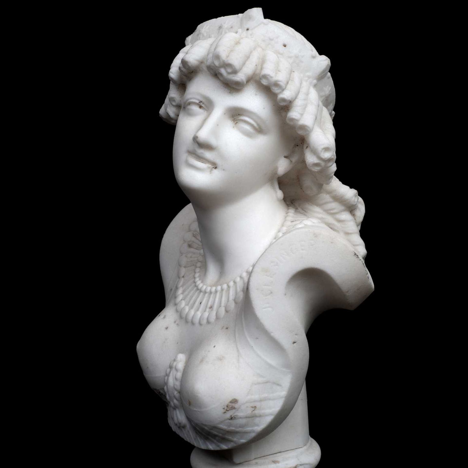 JEAN-BAPTISTE CLESINGER (FRENCH, 1814-1883): A SMALL MARBLE BUST OF CLEOPATRA - Image 3 of 5