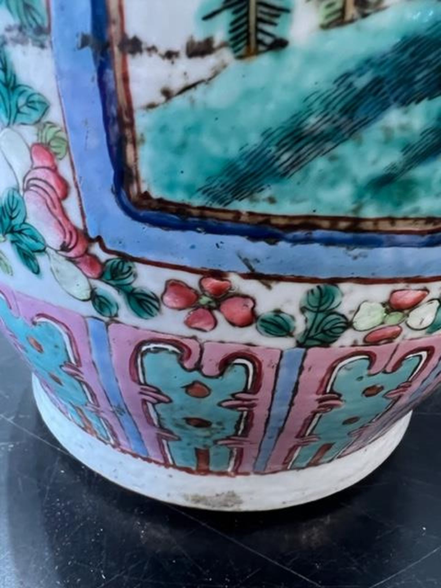 A LARGE LATE 19TH CENTURY CHINESE FAMILLE ROSE PORCELAIN VASE - Image 11 of 18