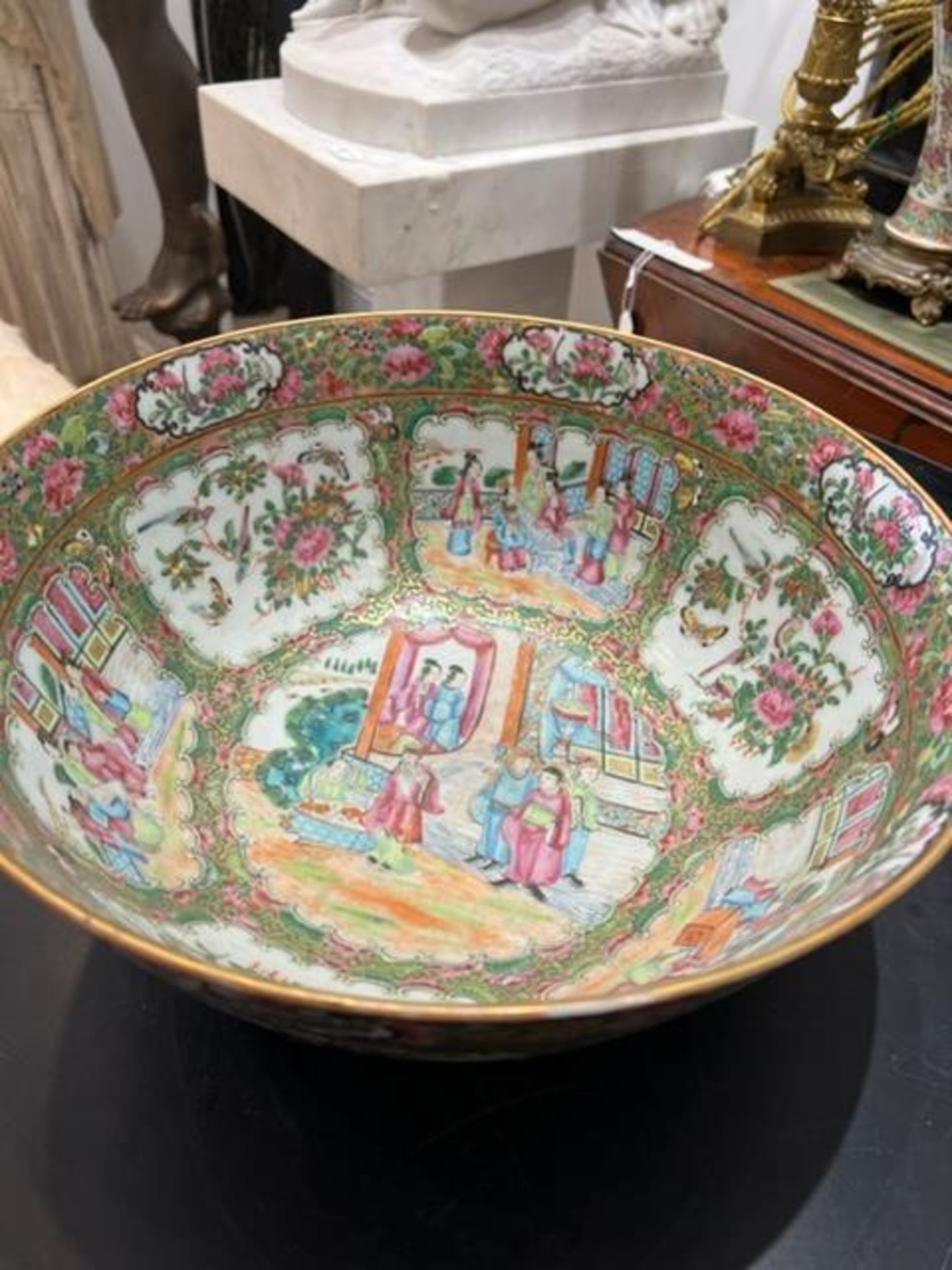 A LARGE LATE 19TH CENTURY CHINESE CANTON PORCELAIN BOWL - Image 13 of 20