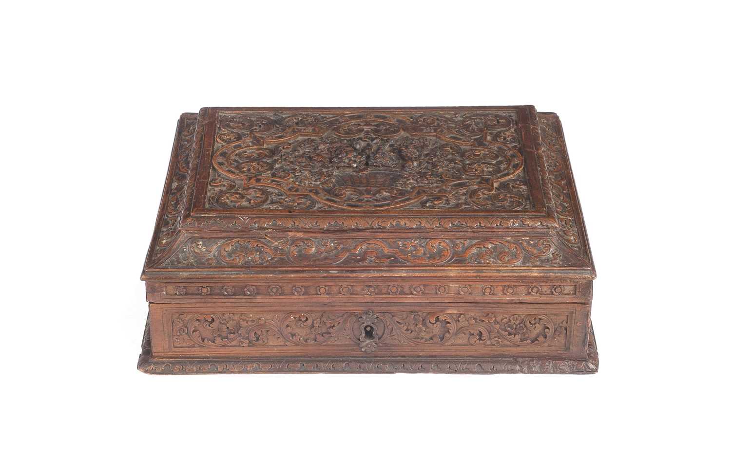 A 17TH / 18TH CENTURY CARVED FRUITWOOD BOX IN THE MANNER OF CESAR BAGARD OF NANCY, CIRCA 1700 - Bild 2 aus 3
