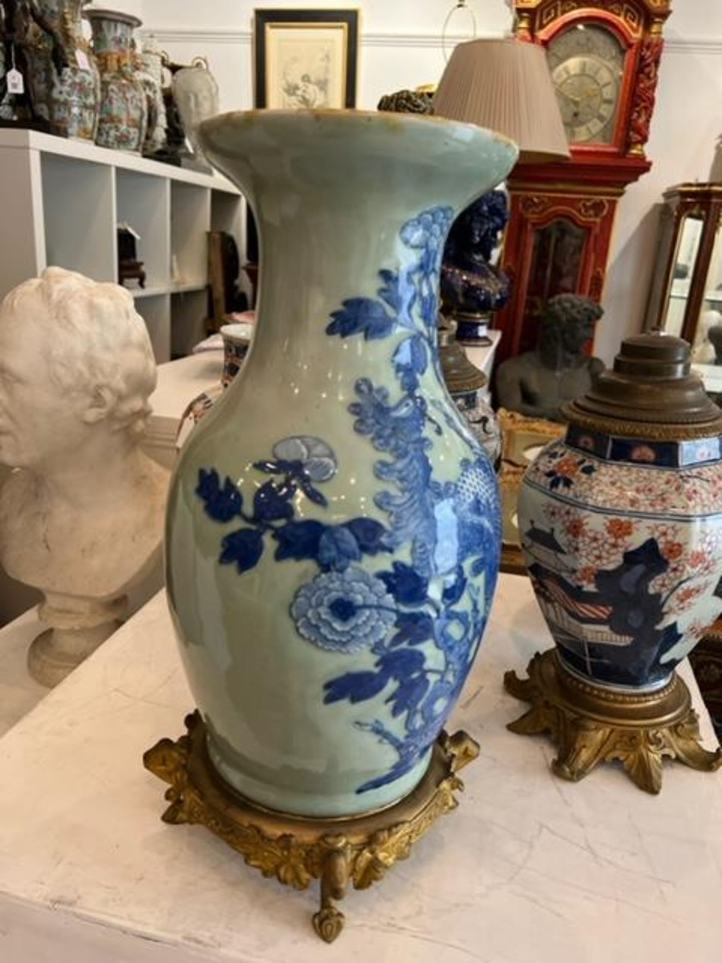 A 19TH CENTURY CHINESE QING PERIOD CELADON AND BLUE PORCELAIN AND ORMOLU VASE - Image 5 of 15