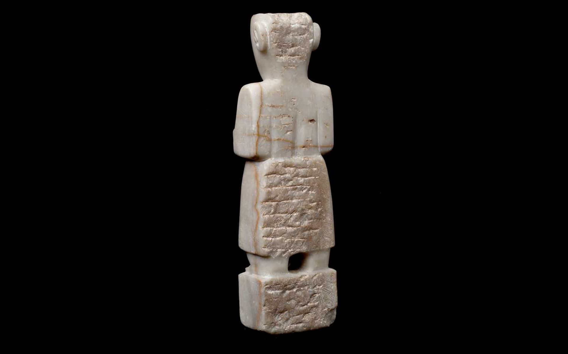 A SOUTH ARABIAN ALABASTER FIGURE OF A STANDING MALE - Image 4 of 4