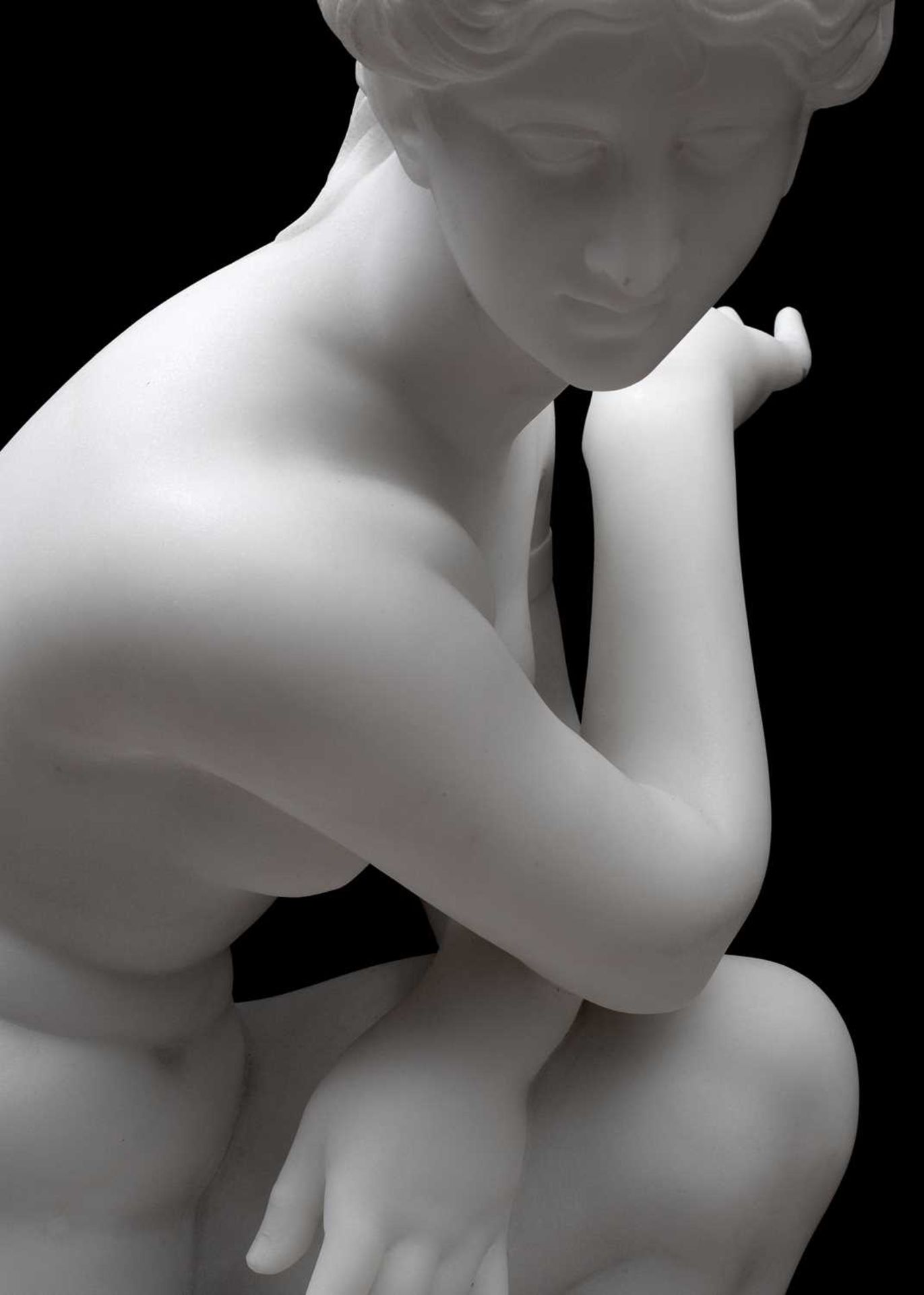 AN EARLY 20TH CENTURY ITALIAN CARVED MARBLE FIGURE OF THE CROUCHING VENUS - Image 5 of 5