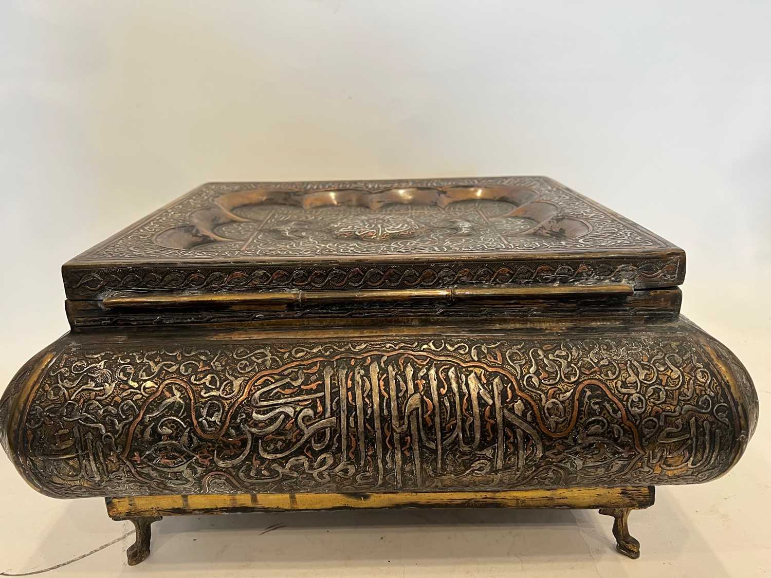 A LARGE EGYPTIAN MAMLUK REVIVAL SILVER AND COPPER INLAID BOX - Image 5 of 6