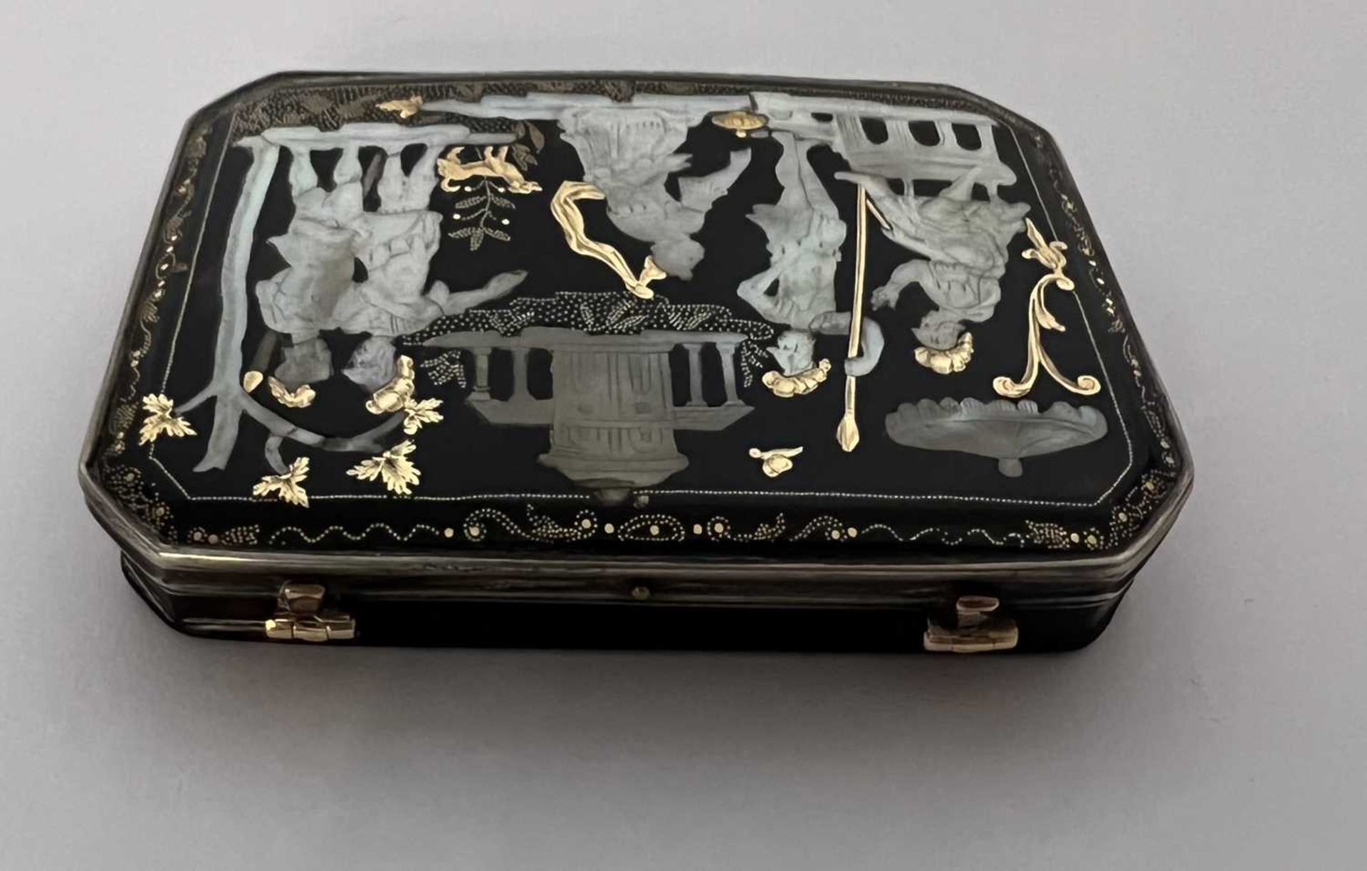 A RARE AND FINE 18TH CENTURY NEAPOLITAN GOLD PIQUE AND MOTHER OF PEARL INLAID BOX - Bild 2 aus 7