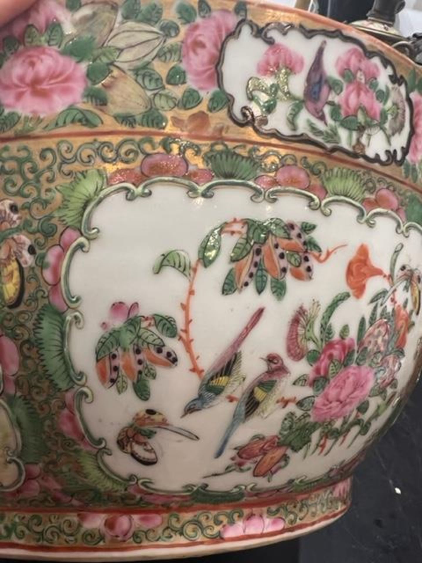 A LARGE LATE 19TH CENTURY CHINESE CANTON PORCELAIN BOWL - Image 19 of 20