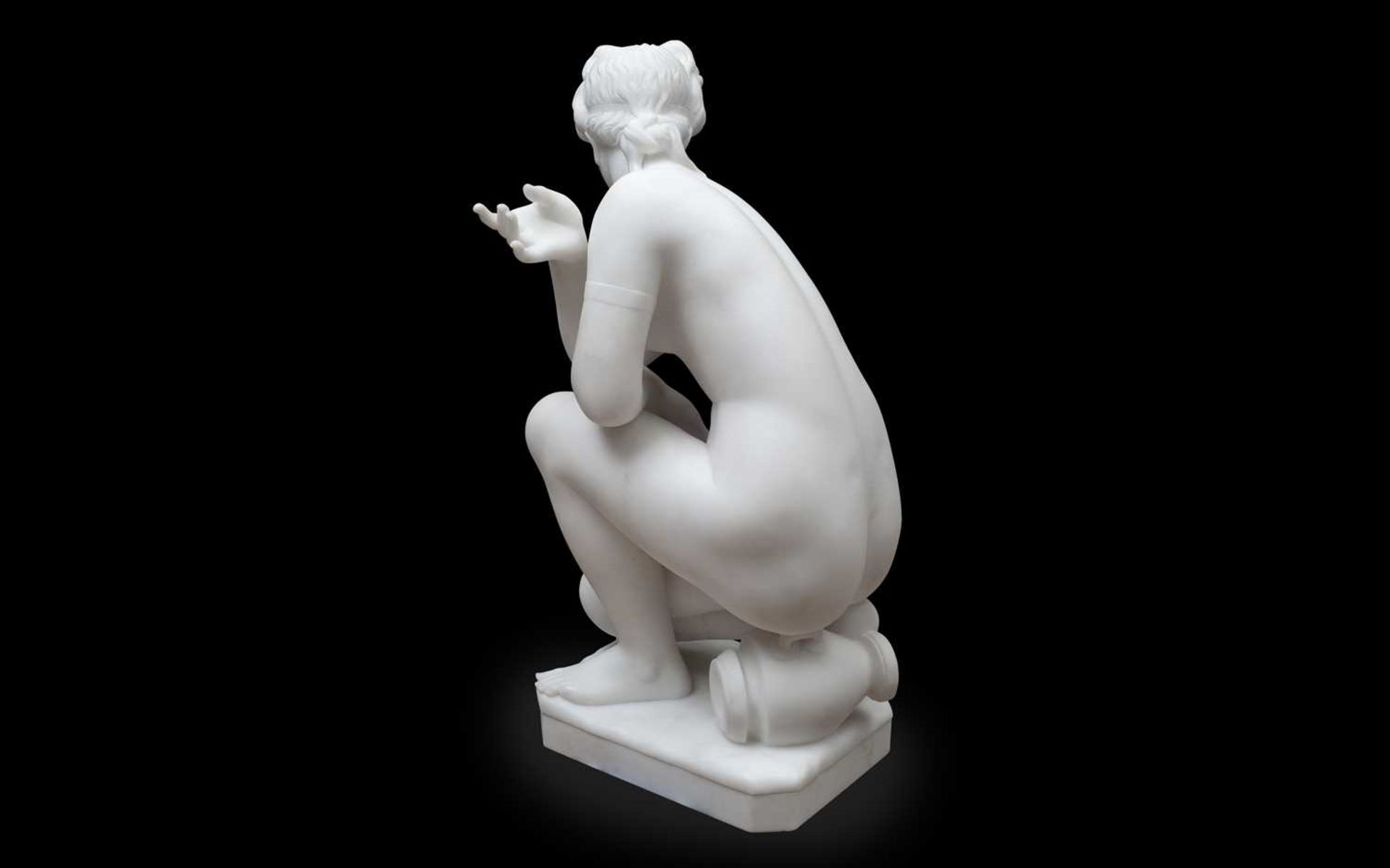 AN EARLY 20TH CENTURY ITALIAN CARVED MARBLE FIGURE OF THE CROUCHING VENUS - Image 4 of 5