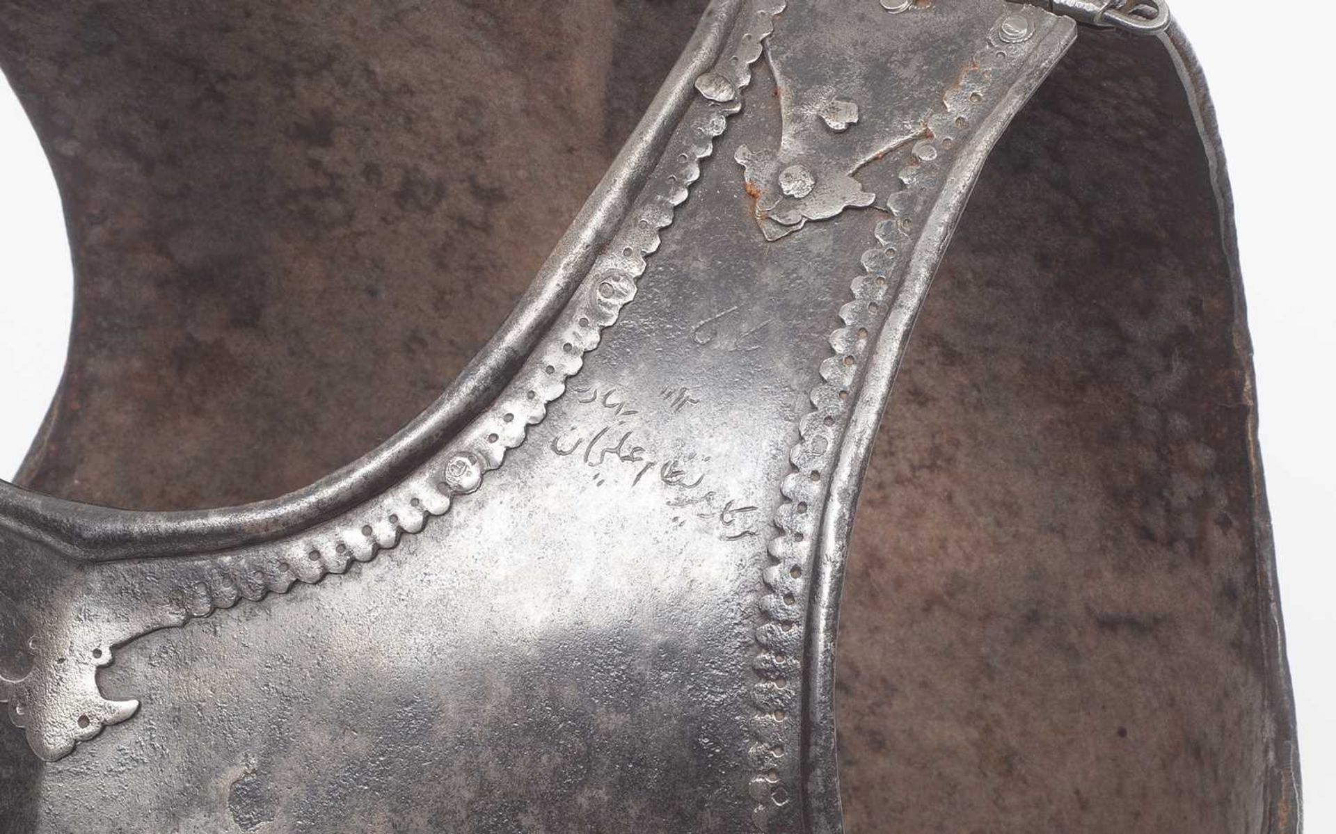 A RARE 17TH / 18TH CENTURY INDIAN WATERED STEEL CUIRASS - Image 3 of 4