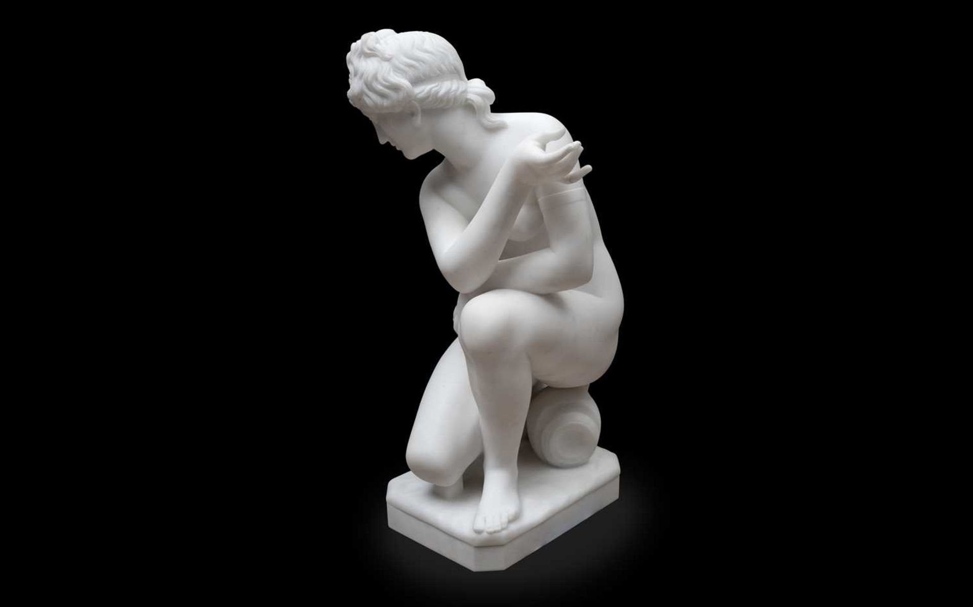 AN EARLY 20TH CENTURY ITALIAN CARVED MARBLE FIGURE OF THE CROUCHING VENUS - Image 2 of 5