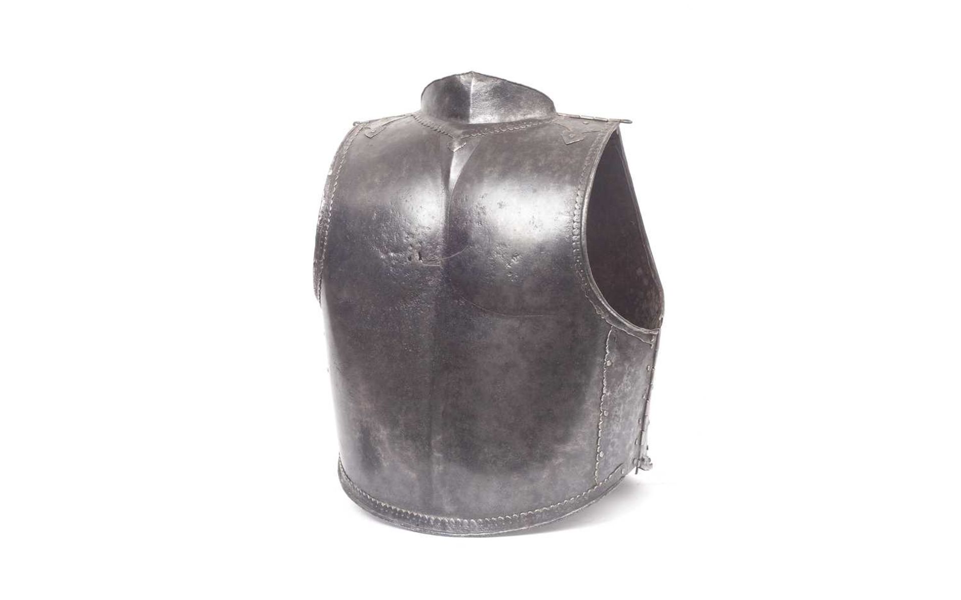 A RARE 17TH / 18TH CENTURY INDIAN WATERED STEEL CUIRASS - Image 2 of 4