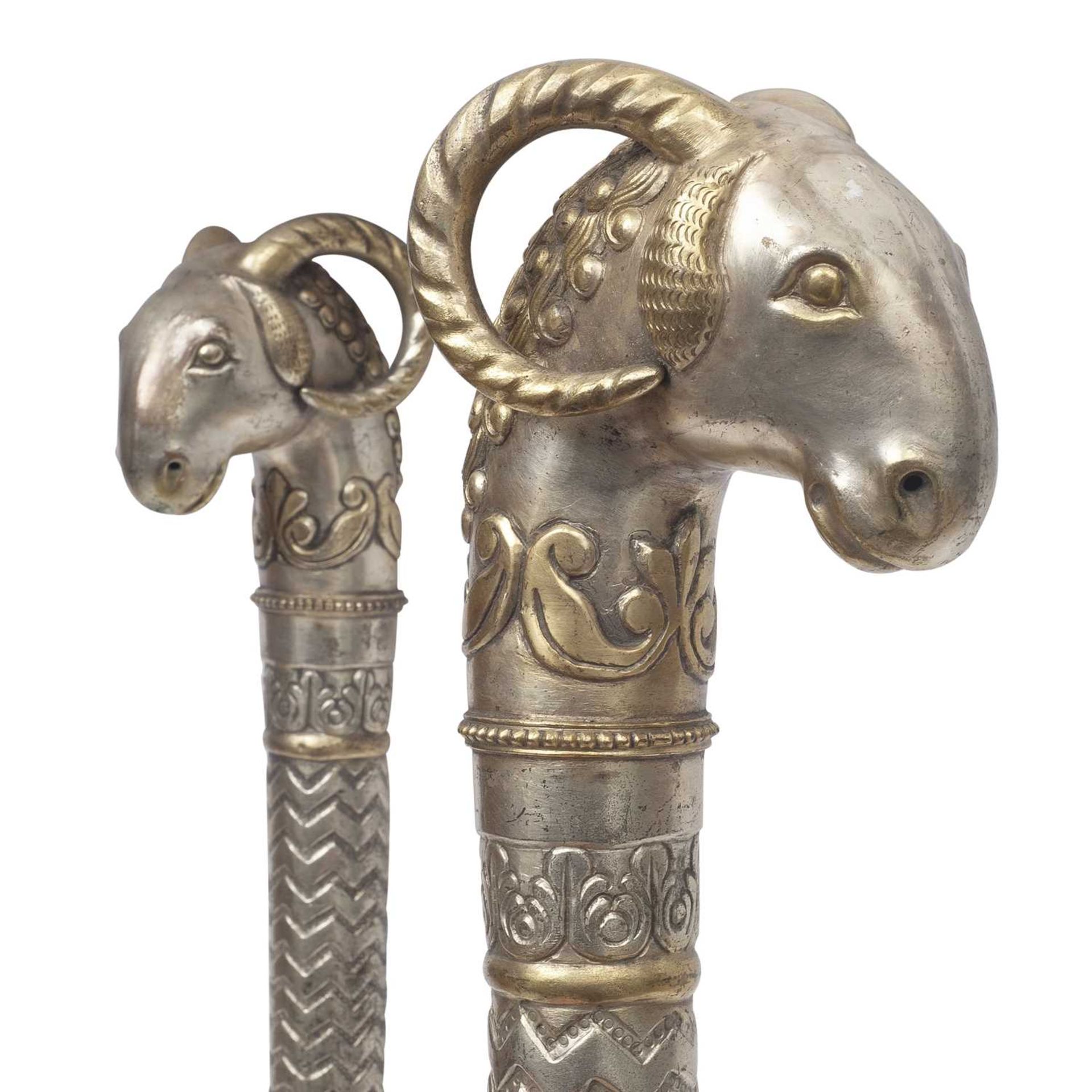 A PAIR OF EARLY 20TH CENTURY INDIAN CEREMONIAL MACES, DECCAN OR NORTHERN INDIA - Bild 2 aus 2