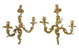 A FINE PAIR OF 19TH CENTURY FRENCH ROCOCO STYLE GILT BRONZE WALL LIGHTS
