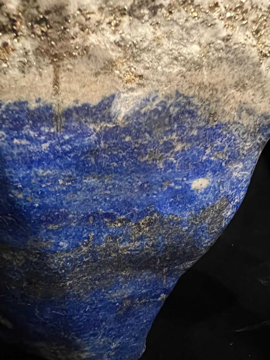 A FREE FORM LAPIS LAZULI SPECIMEN WITH PYRITE - Image 4 of 5