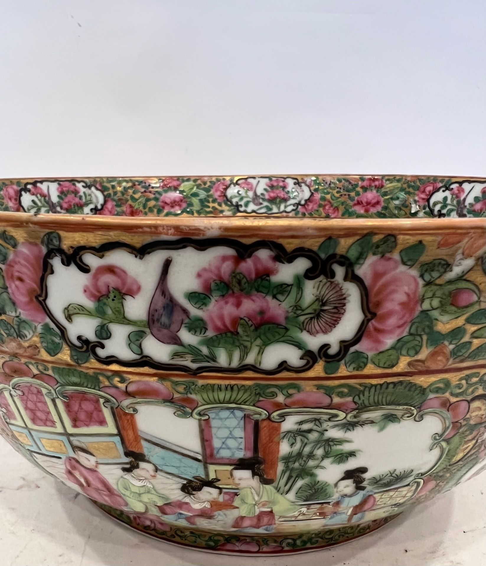 A LARGE LATE 19TH CENTURY CHINESE CANTON PORCELAIN BOWL - Image 7 of 7