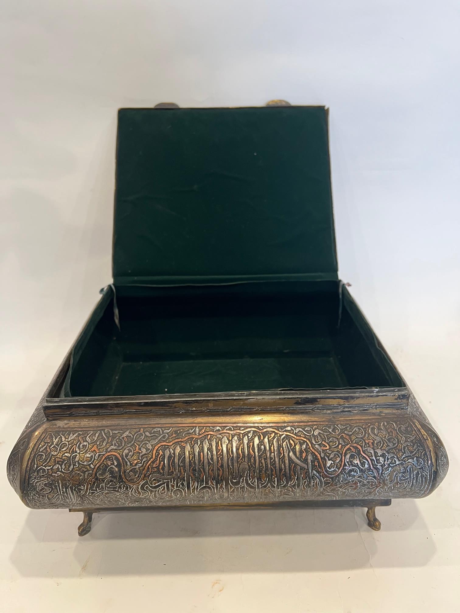 A LARGE EGYPTIAN MAMLUK REVIVAL SILVER AND COPPER INLAID BOX - Image 4 of 5