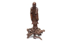 A LATE 19TH / EARLY 20TH CENTURY CHINESE ROOT CARVING OF SHOU LAO