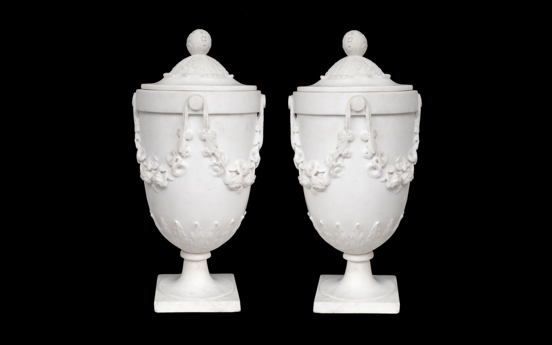 A FINE PAIR OF 19TH CENTURY ITALIAN CARRARA MARBLE URNS - Image 2 of 2