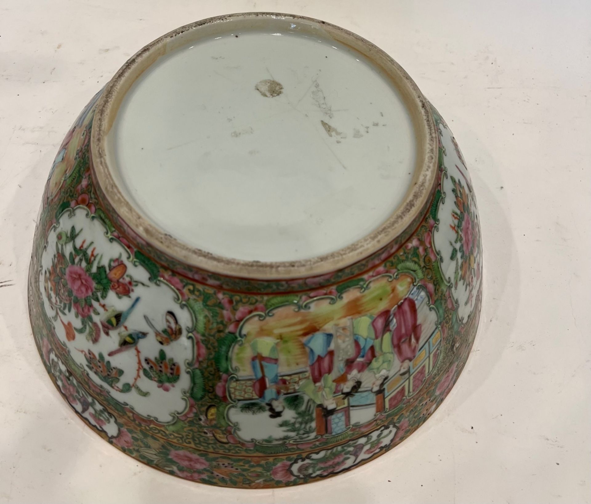 A LARGE LATE 19TH CENTURY CHINESE CANTON PORCELAIN BOWL - Image 4 of 7