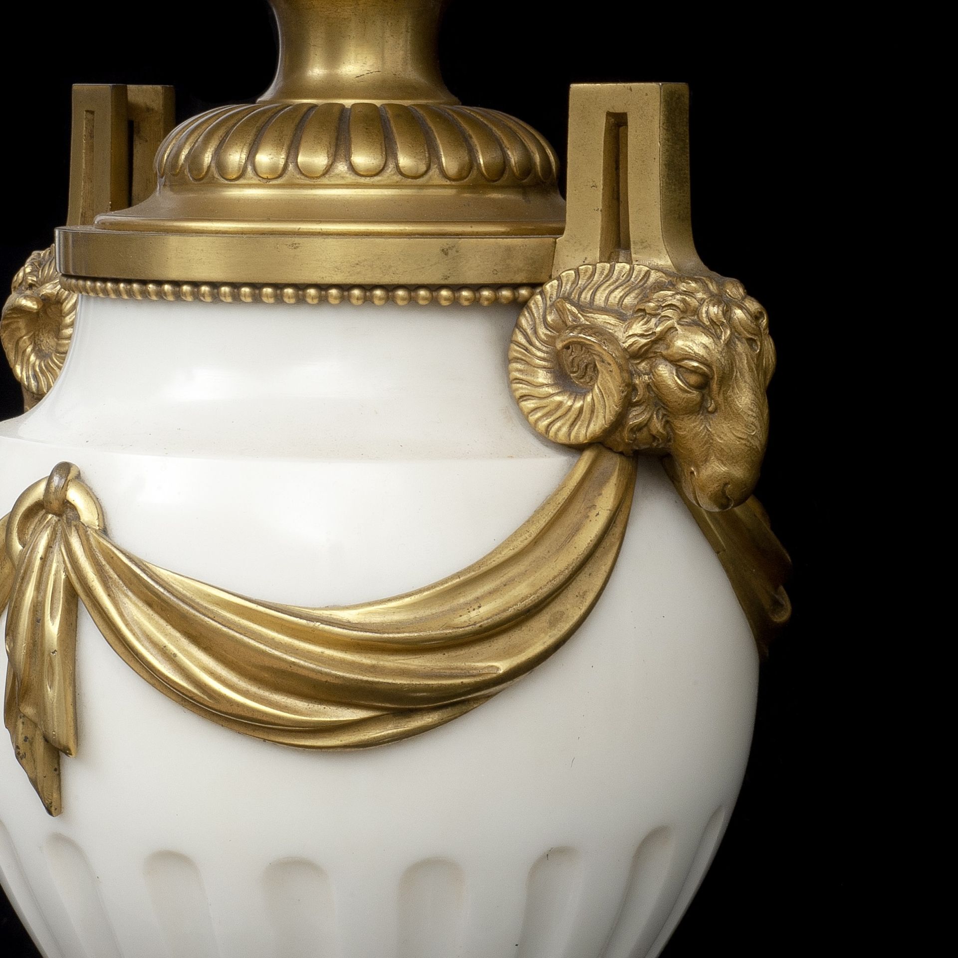 A FINE 19TH CENTURY NEO-CLASSICAL MARBLE AND ORMOLU VASE LAMP - Image 2 of 2