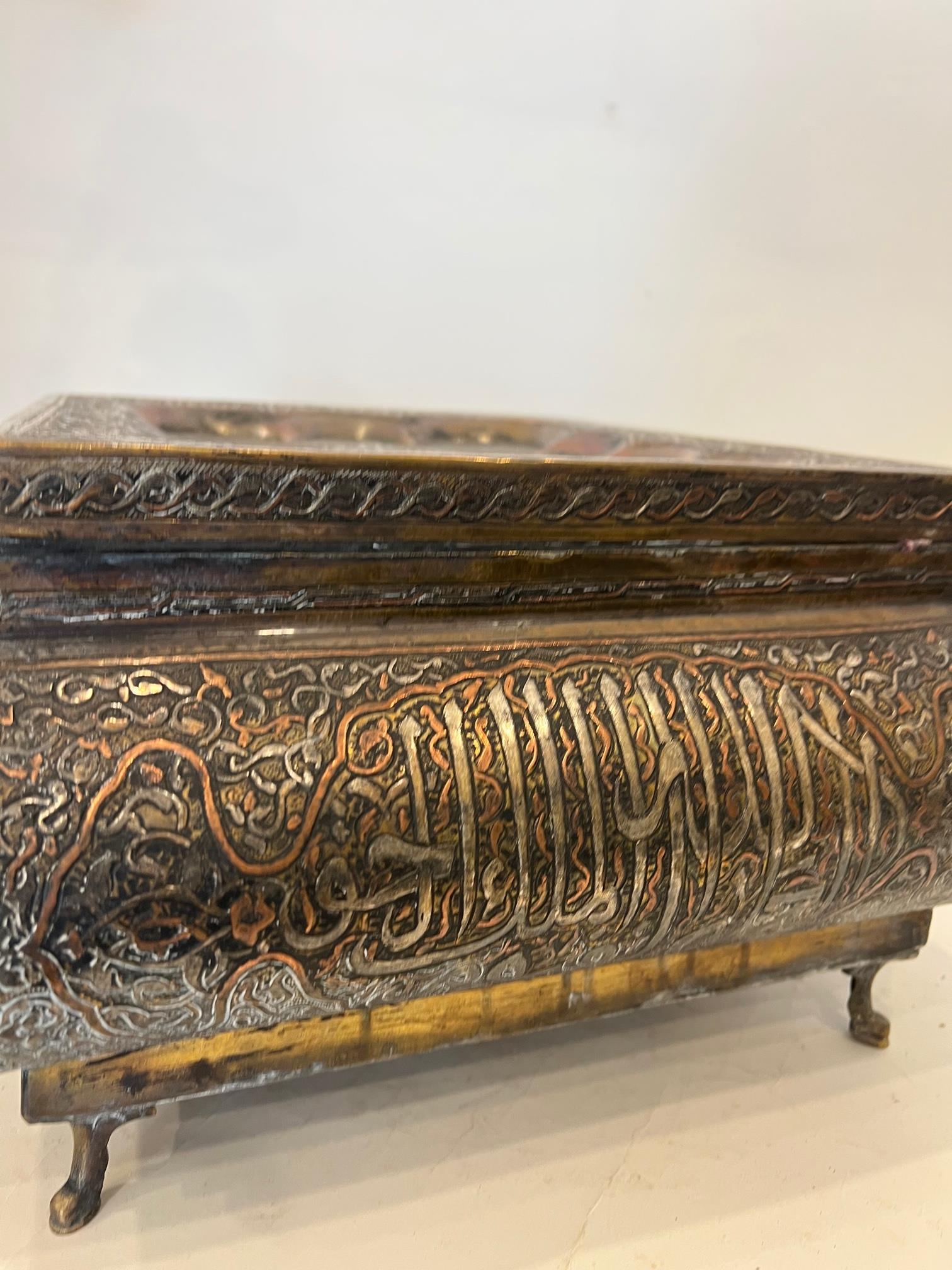 A LARGE EGYPTIAN MAMLUK REVIVAL SILVER AND COPPER INLAID BOX - Image 3 of 5