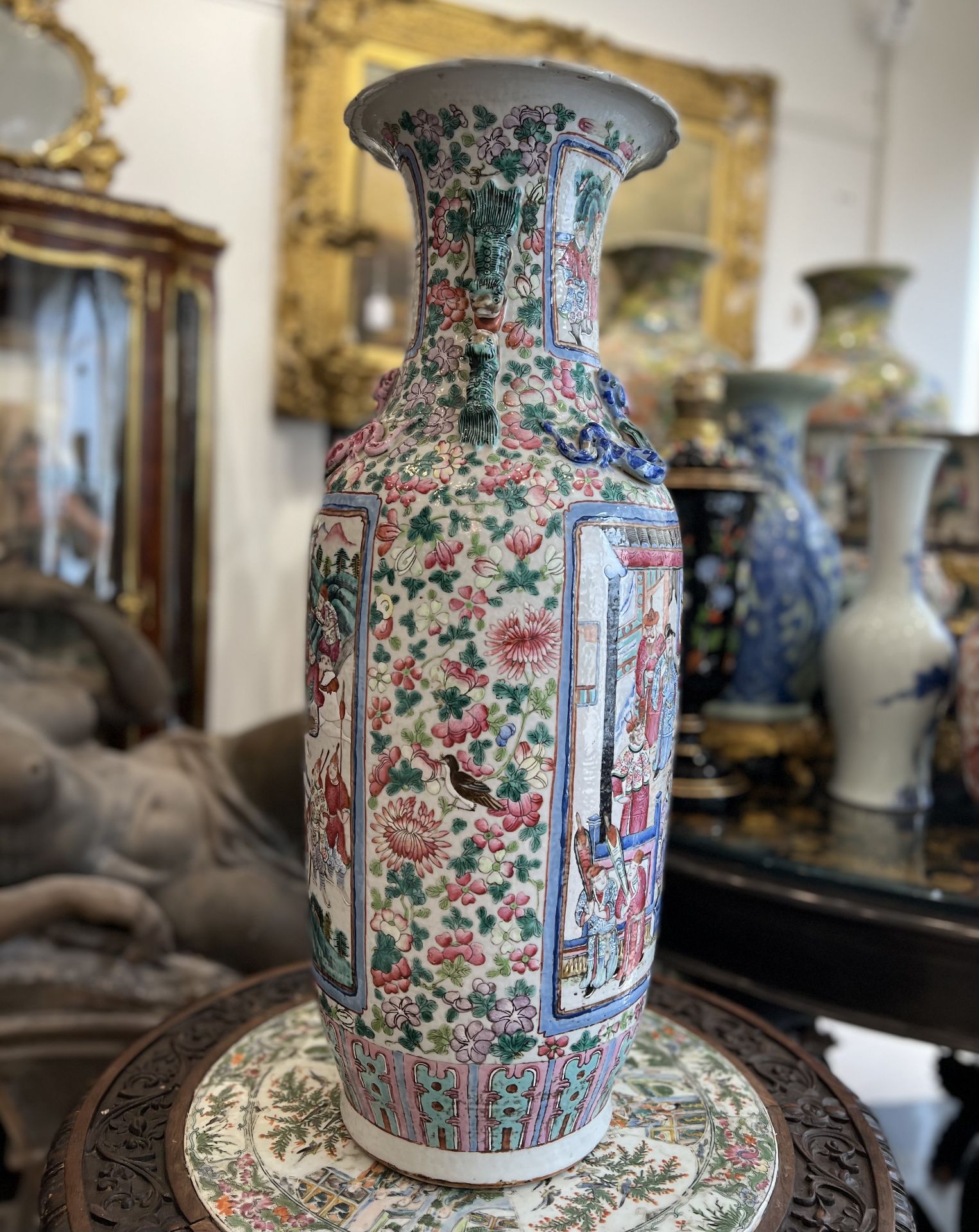 A LARGE LATE 19TH CENTURY CHINESE FAMILLE ROSE PORCELAIN VASE - Image 5 of 6