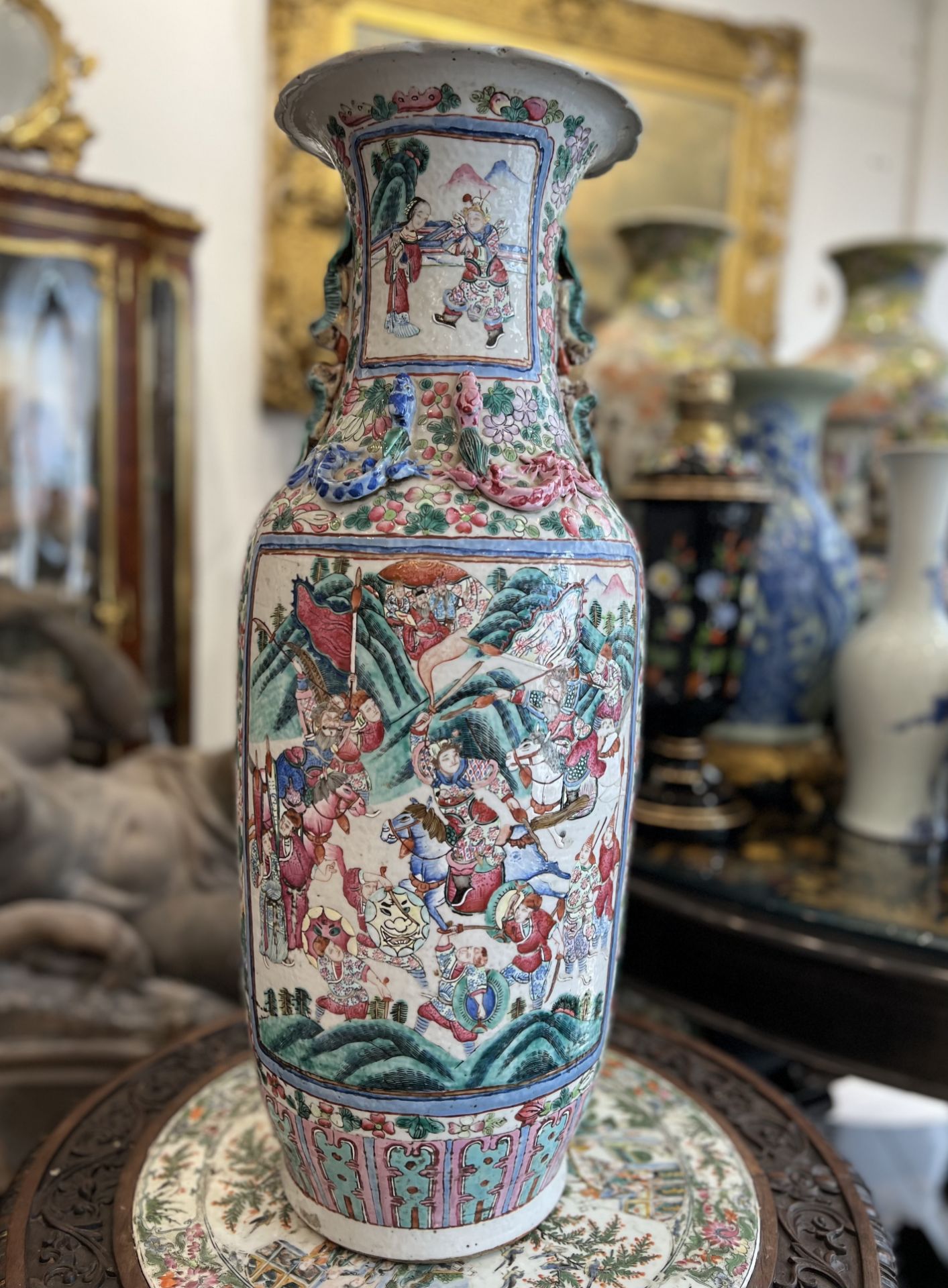 A LARGE LATE 19TH CENTURY CHINESE FAMILLE ROSE PORCELAIN VASE - Image 3 of 6