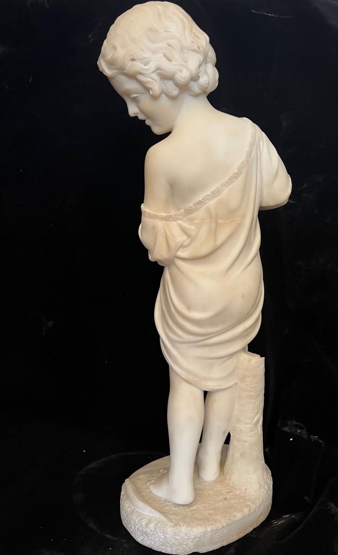 F. GULIANI (ITALIAN, FL. LATE 19TH CENTURY): A MARBLE FIGURE OF A GIRL - Image 2 of 2